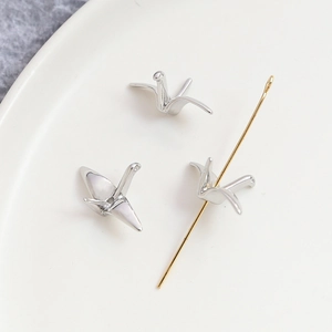 Vue macro de pendentifs grues en argent avec perçage central pour création de bijoux