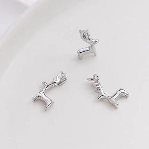 Dettaglio macro di tre ciondoli a forma di cervo argento per gioielli fai da te