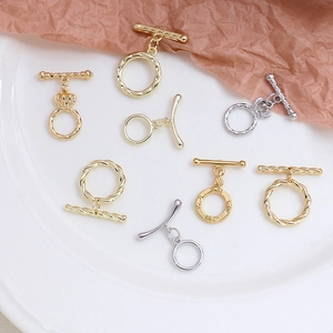 Vue macro de fermoirs à bascule OT plaqués or et argent pour kits de bijoux DIY