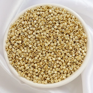 Détail des perles d'espacement dorées à texture verticale pour la création de bijoux