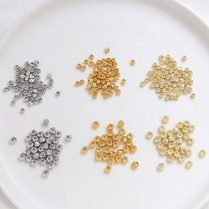 Vue macro de perles d'espacement texturées dorées pour la création de bijoux DIY