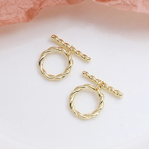Gros plan d'un fermoir OT torsadé plaqué or pour la création de bijoux DIY et colliers
