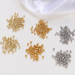 Cuentas espaciadoras texturizadas en oro y plata para joyería DIY en seda blanca