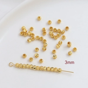 Détail macro de perles d'espacement de 3mm plaquées or à rayures pour bijoux DIY