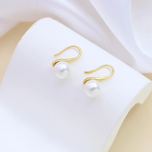 Pendientes de perlas chapados en oro de 18K con elegantes ganchos ondulados