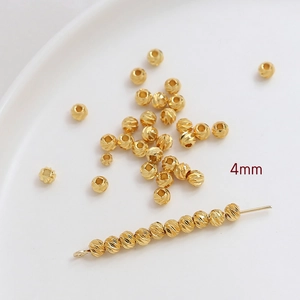 Vista detallada de cuentas de cobre chapadas en oro de 4mm con acabado texturizado