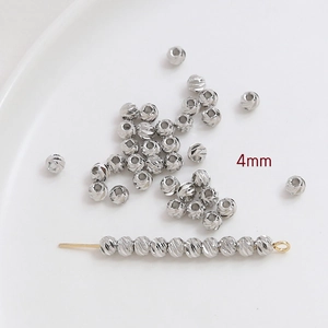 Detalle de cuentas espaciadoras plateadas de 4mm con textura en espiral para joyería DIY