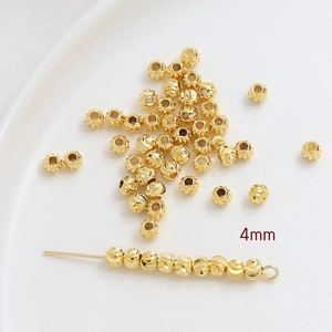 Vue macro de perles rainurées de 4mm plaquées or pour la création de bijoux
