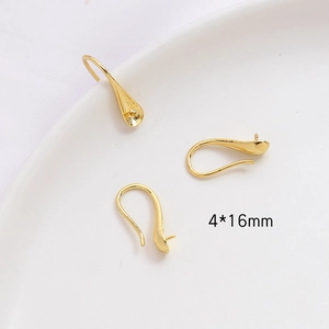 Detalle macro de ganchos para pendientes dorados 4x16mm con pin para perlas DIY