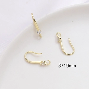 Detalle de ganchos para pendientes bañados en oro 18K con circonitas, tamaño 3x19mm
