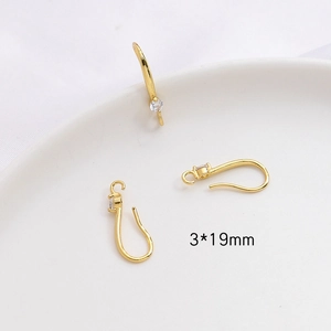Detalle macro de ganchos para pendientes de 3x19mm en cobre dorado con circonitas