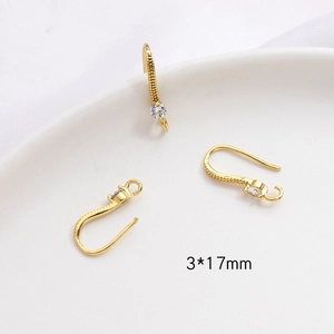 Primer plano de ganchos para pendientes bañados en oro 18k con circonitas de 3x17mm
