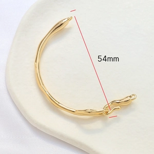Makroaufnahme von 54 mm vergoldetem Zweig-Verschluss mit Lava-Textur für Schmuck
