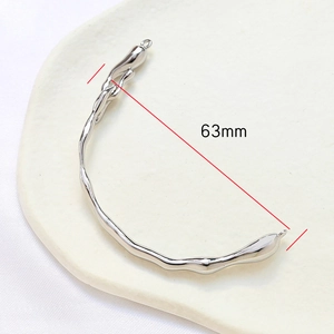 Makroaufnahme von 63mm unregelmäßigem Silber-Verbinder für DIY-Schmuck
