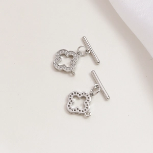 Makro-Detail des silbernen Kleeblatt-Knebelverschlusses mit Zirkonia-Inlay für Schmuck