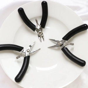 Set de herramientas de precisión para joyería DIY con alicates y cortaalambres en seda blanca