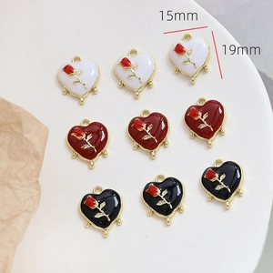 Detalle macro de colgantes de aleación con forma de corazón, rosa y esmalte de 15x19 mm
