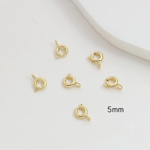 Primer plano de cierres de anillo de resorte de 5mm bañados en oro 14k para joyas DIY