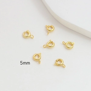 Primer plano detallado de cierres de reasa de 5mm bañados en oro 14k para joyas