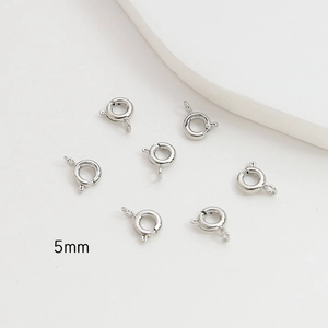 Primer plano de cierres de reasa de 5mm en plata para la creación de joyas DIY