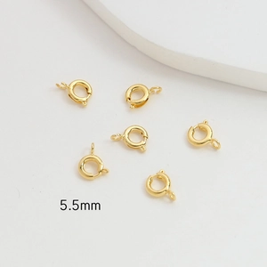 Vista macro de cierres de reasa de 5,5mm bañados en oro de 14k para joyería DIY