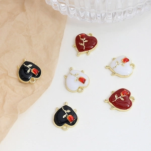 Detalle macro de colgantes de corazón con rosa en negro, blanco y rojo para joyas DIY