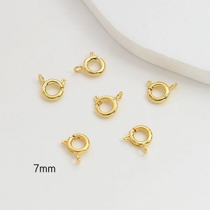 Detalle de seis cierres de resorte de 7mm bañados en oro 14k para joyería DIY