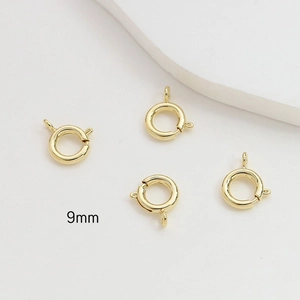 Detalle de cuatro cierres de resorte de 9mm bañados en oro 14k para joyería DIY
