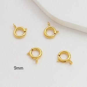Detalle macro de cierres de reasa de 9mm chapados en oro 14k para joyería artesanal