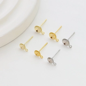 Detailansicht der gold- und silbernen DIY-Ohrstecker mit Becherstift und Öse