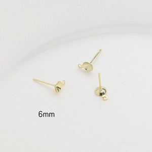 Makroaufnahme von 6mm vergoldetem Ohrstecker-Rohling mit Schalenfassung und kleiner Öse