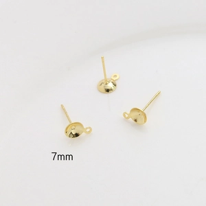 Nahaufnahme von 7mm vergoldeten Ohrstecker-Fassungen mit Stift und Öse für DIY-Schmuck