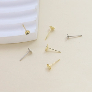 Vista macro di orecchini a tazza placcati oro 14k e perni in argento S925 per fai da te
