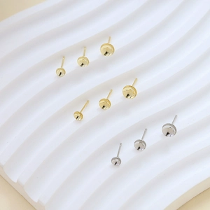 Vista macro di basi per orecchini a perno in argento S925 e placcati oro 14k per il fai-da-te