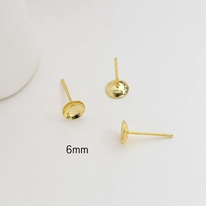 Vista macro di basi per orecchini a perno da 6mm placcati oro 14k con perni in argento S925