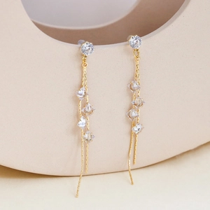 Boucles d'oreilles nœud plaqué or avec pampilles et pierres en zircon au design long