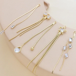 Détail de glands en forme de nœud doré et pendentifs en étoile avec zircon pour bijoux