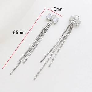 Détail de boucle d'oreille nœud argenté avec pampille et zircon, longueur 65mm