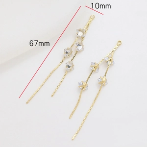 Détail des pendentifs à pompons dorés de 67mm avec zircons de 10mm pour bijoux DIY