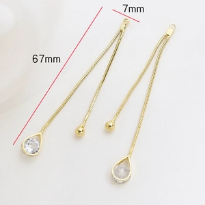 Détail du pendentif à pompon doré de 67mm avec zircons en forme de goutte d'eau