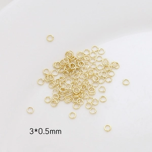 Vista macro de las anillas cerradas bañadas en oro 18K 3x0,5mm para bisutería