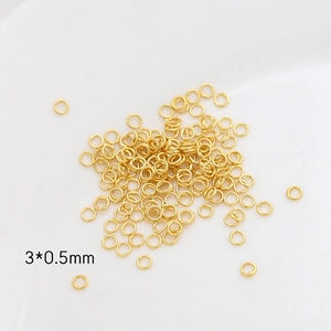 Detalle de anillas abiertas doradas de 3x0.5mm para creación de joyas DIY y artesanía