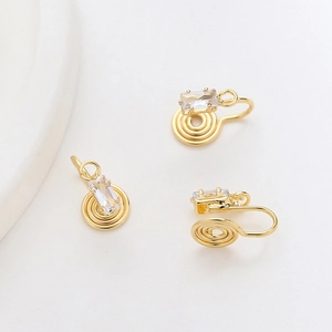 Dettaglio macro degli orecchini a clip placcati oro 18k con zirconi rettangolari