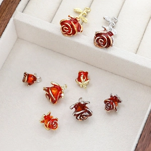Rote Emaille Rosenanhänger in Gold und Silber für DIY-Schmuckherstellung