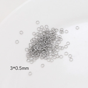 Detalle macro de anillas abiertas plateadas de 3x0,5mm para joyería hecha a mano