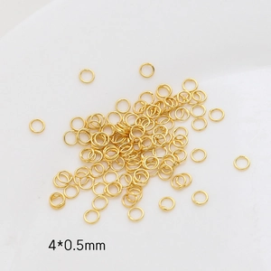 Vista macro de anillas abiertas de 4x0,5mm bañadas en oro 14k para bisutería DIY