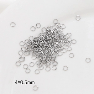 Detalle de anillas plateadas de 4x0.5mm para creación de joyas DIY y piezas de unión