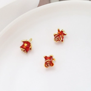 Detailansicht roter Rosenanhänger mit Goldlegierung für DIY-Schmuckherstellung