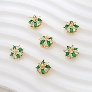 Detail von 18k vergoldeten Blumenanhängern mit grünen und weißen Zirkonia-Steinen