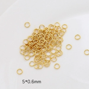 Vista macro de anillos de conexión dorados para joyería DIY en tamaño 5mm x 0.6mm
